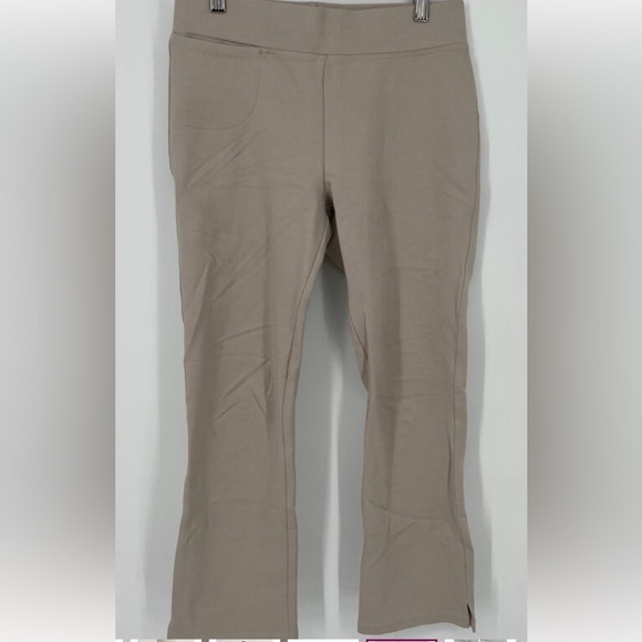 NWOT Quince Ultra Stretch Ponte Kick Flare
Pant in Ecru Size:XS - Picture 7 of 7